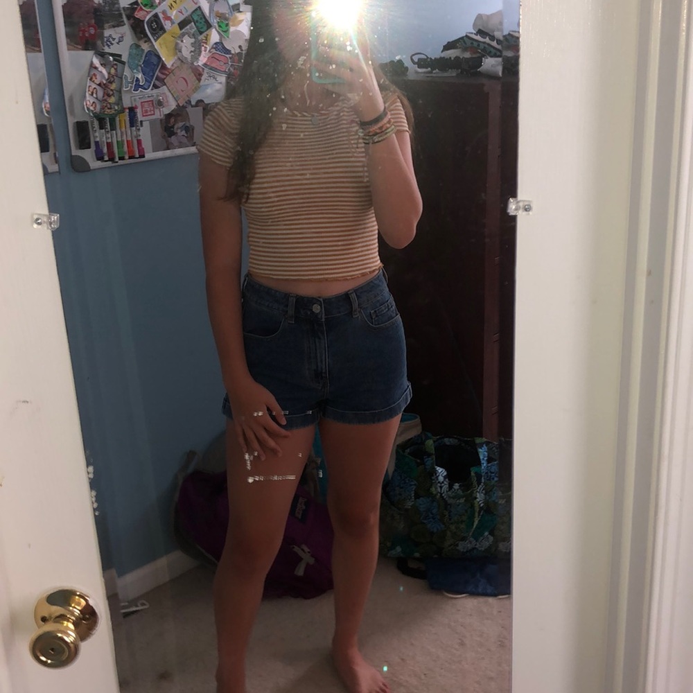 Cropped yellow t shirt